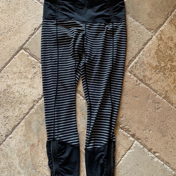 🚫SOLD🚫  Lululemon Runday crops. - Picture 3 of 4